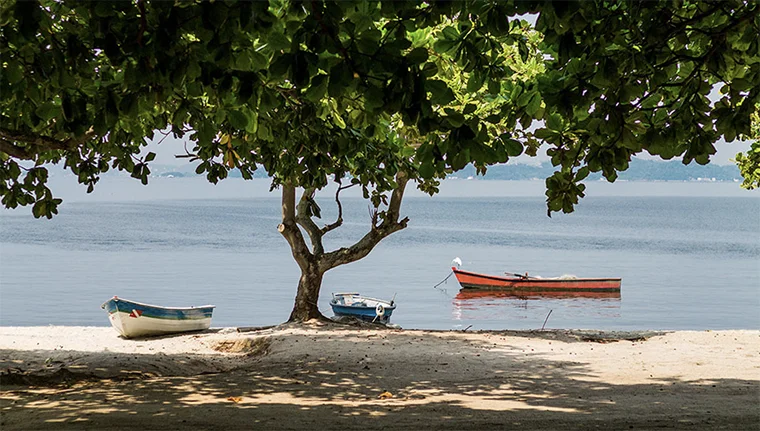 Praia da Ribeira ilha de Paquetá na baía de Guanabara.