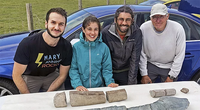 equipe que achou o réptil marinho.