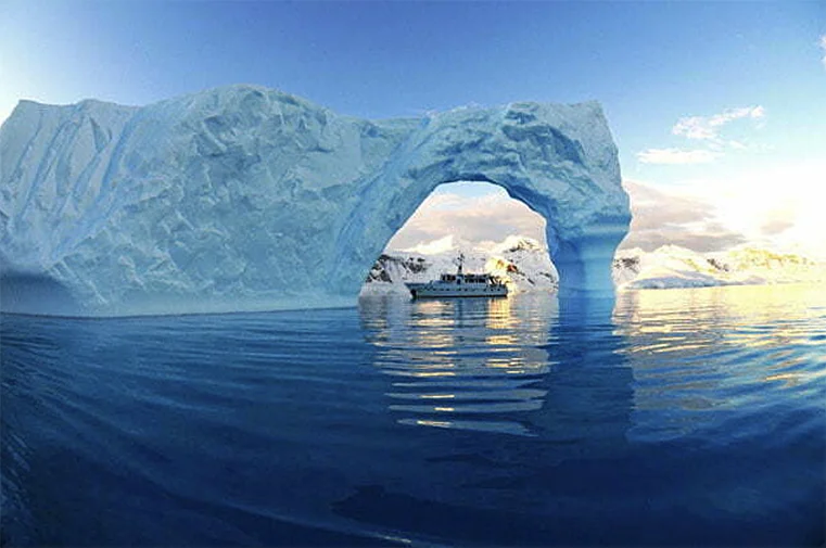 O Mar Sem Fim emoldurado por um iceberg.
