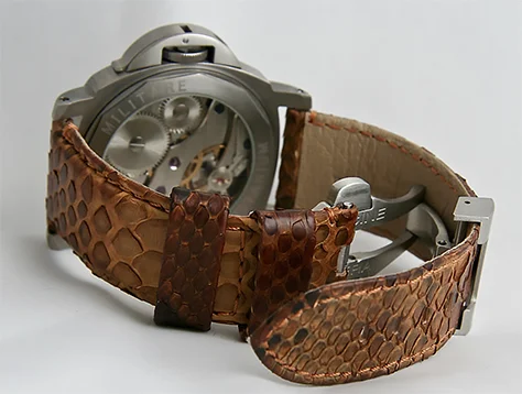 pulseira de relógio feita de couro de Pyton.