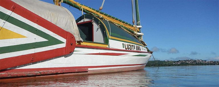 a centenária canoa de tolda Luzitânia