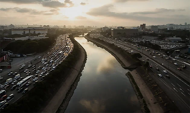 O Tietê na região metropolitana de São Paulo 