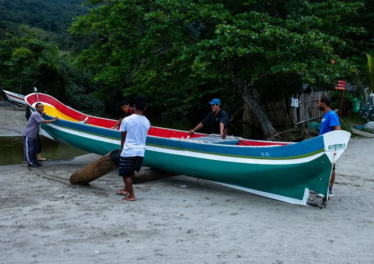 caiçaras e canoa