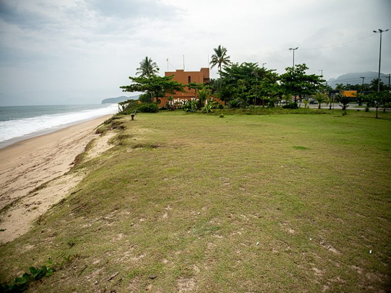 área de dunas e restingas, ocupadas em Caraguatatuba