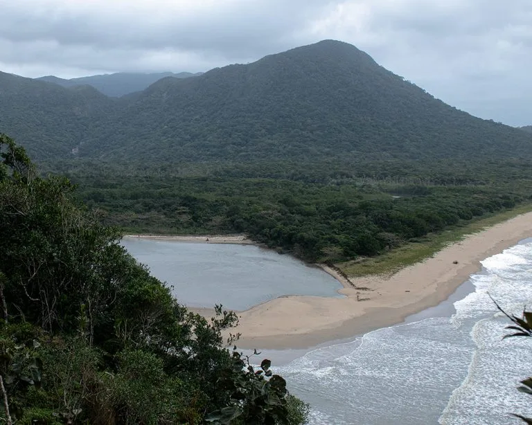 praia e montanha no lagamar