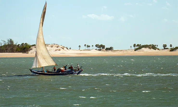 Bote bastardo saindo do rio Coreau, VCamocim, CE