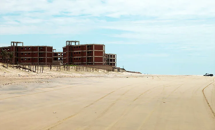 esqueleto de hotel em praia do Ceará