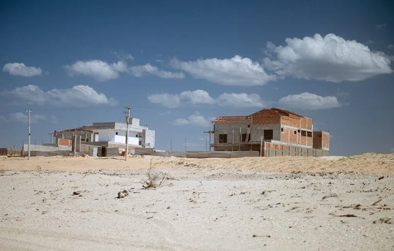 casas sendo construídas na praia de Bitupitá.