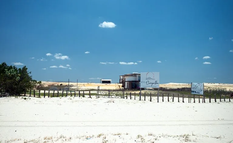 condomínio em cima de dunas no litoral extremo oeste do Ceará