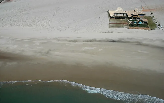 duas casas na praia no litoral leste do Ceará