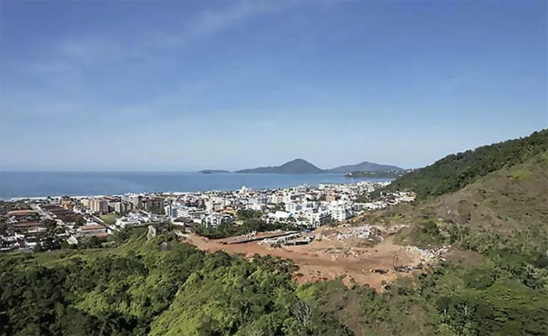 topo do Morro do Macaco, município de Ubatuba, desmatado.