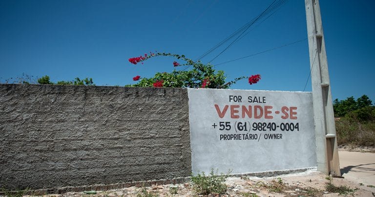 terreno murado com placa de vende-se