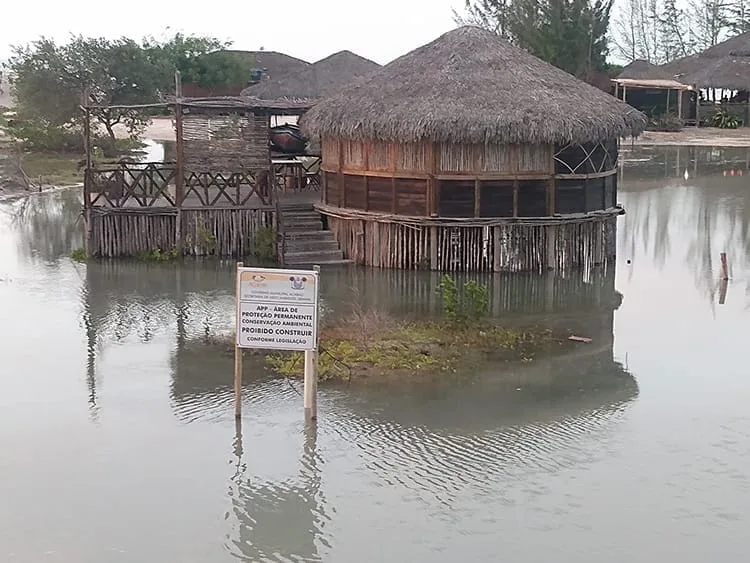 construção dentro de lagoa intermitente.