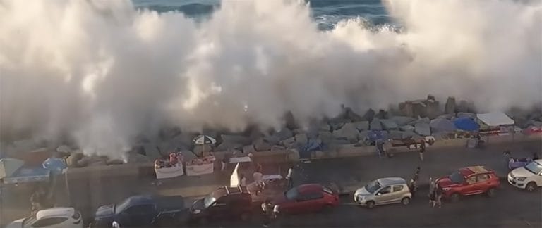 as ondas gigantes na costa do Peru 