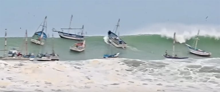 as ondas gigantes na costa do Peru