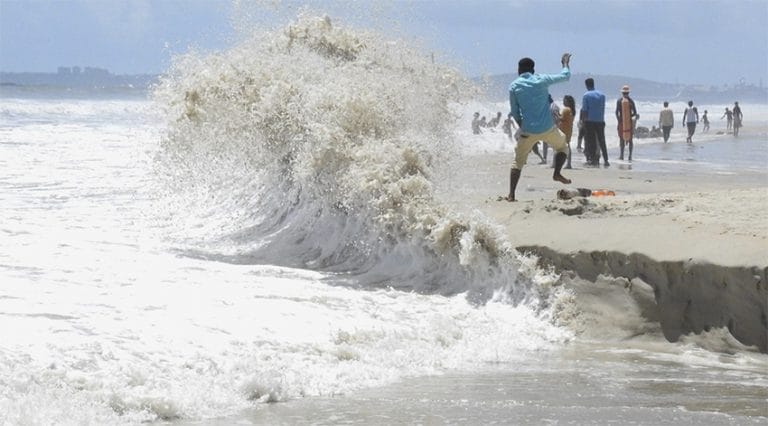 ondas gigantes na costa do Peru