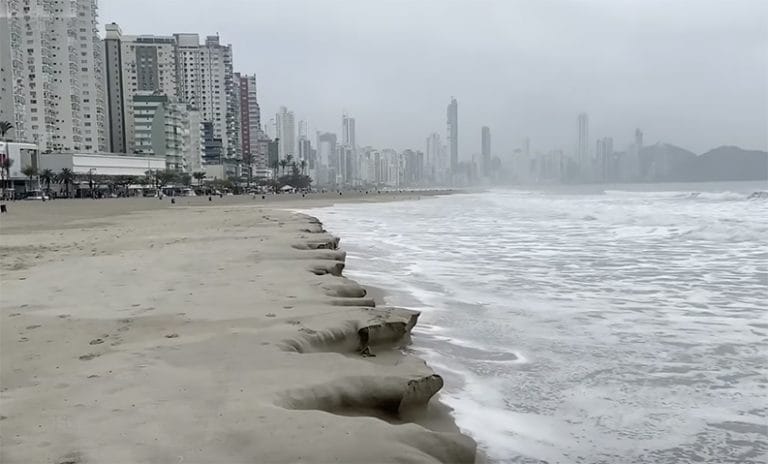 Praia centra carcomida pela chuva em Balneário Camboriú