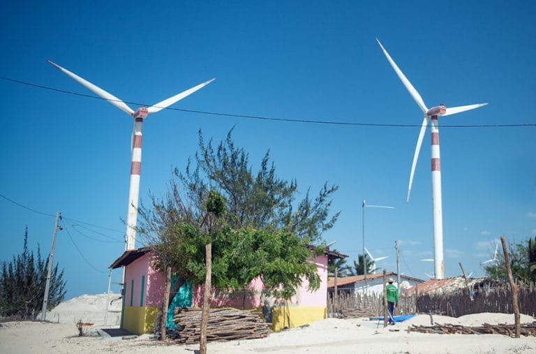 casa de pescador e parque eólico no Ceará