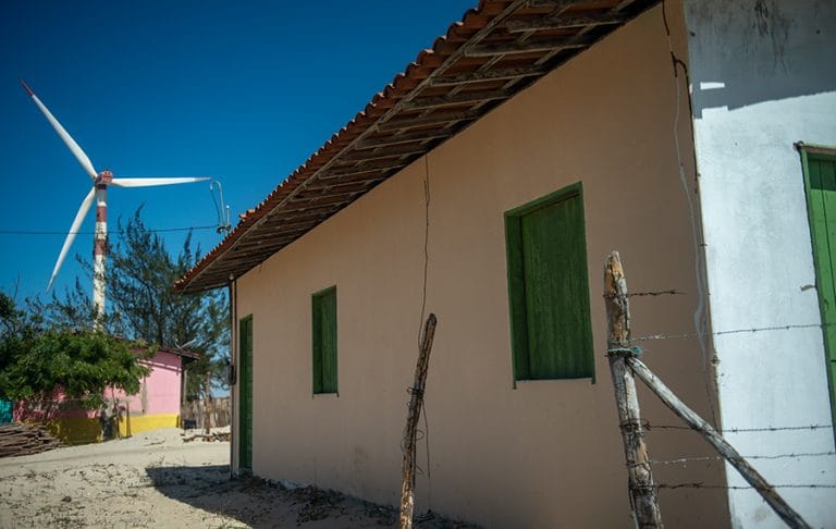 Parque eólico e casas de pescadores