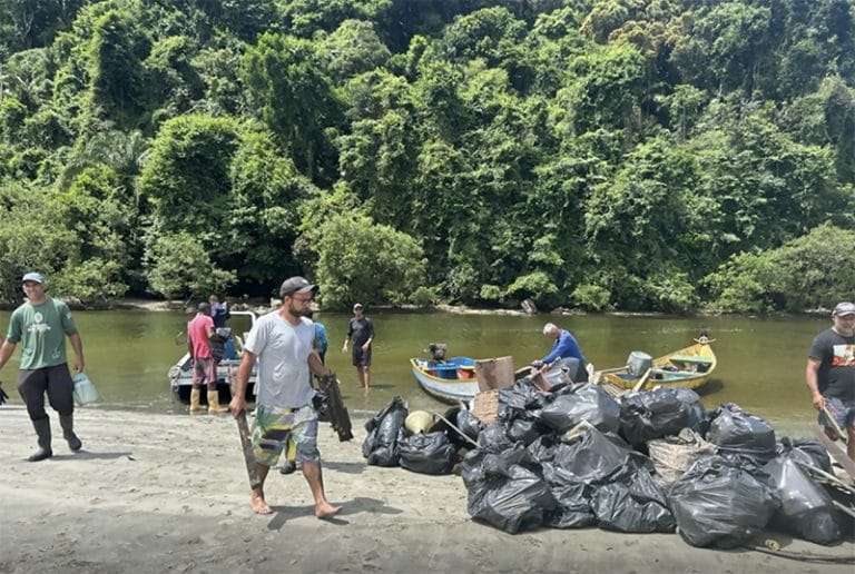 voluntários do programa mar sem lixo 