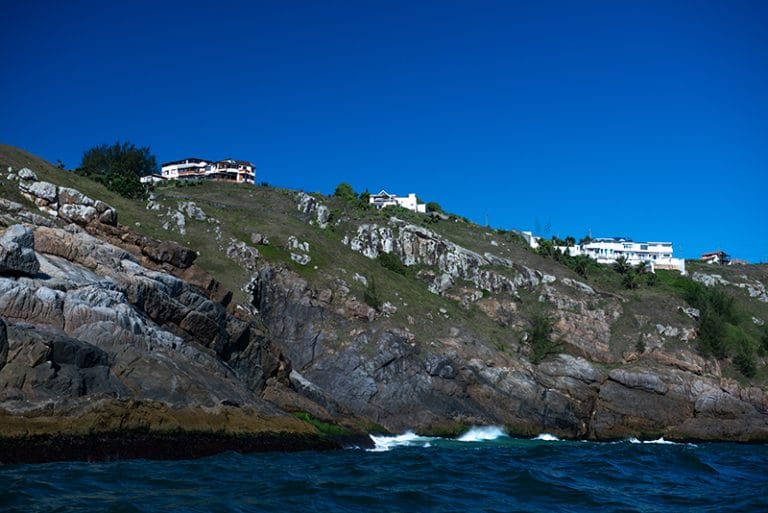 costão ocupado em Cabo Frio