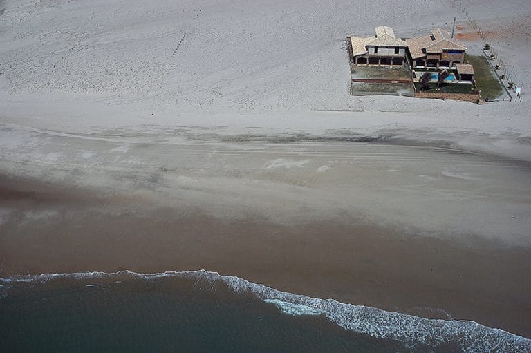 casa pé na areia litoral leste do Ceará