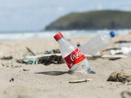 Herança da Coca-Cola: 600.000 t de resíduos plásticos anuais nos oceanos