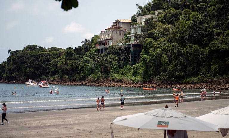 Mansões no promontório do condomínio Iporanga, Guarujá.