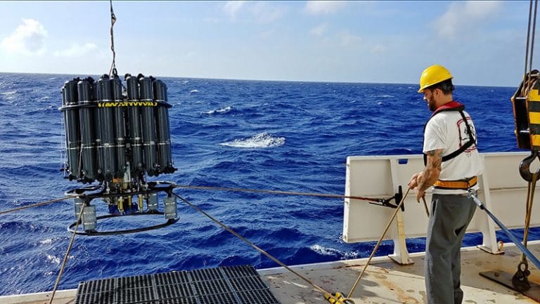 navio d NOAA prepara sonda submarina.