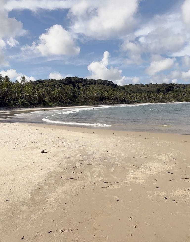 praia desocupada em Itacaré