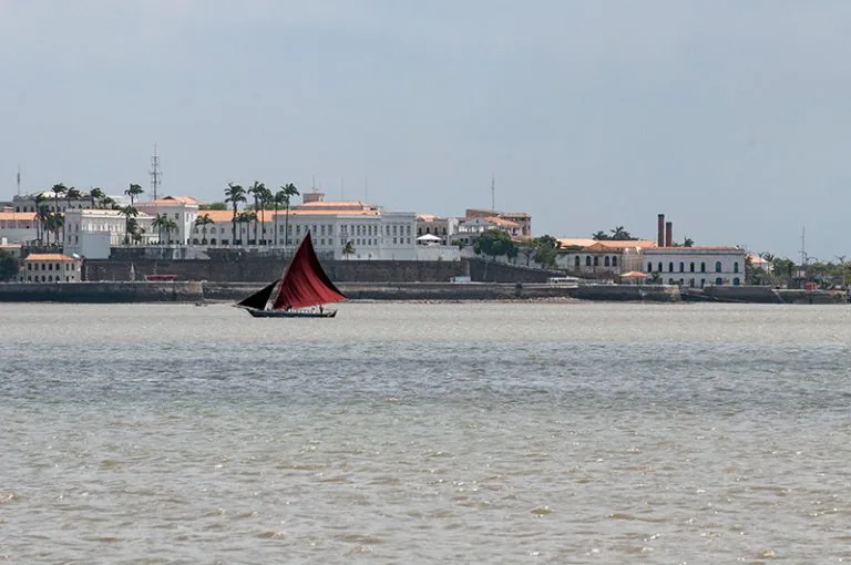 canoa costeira na baía de São Marcos