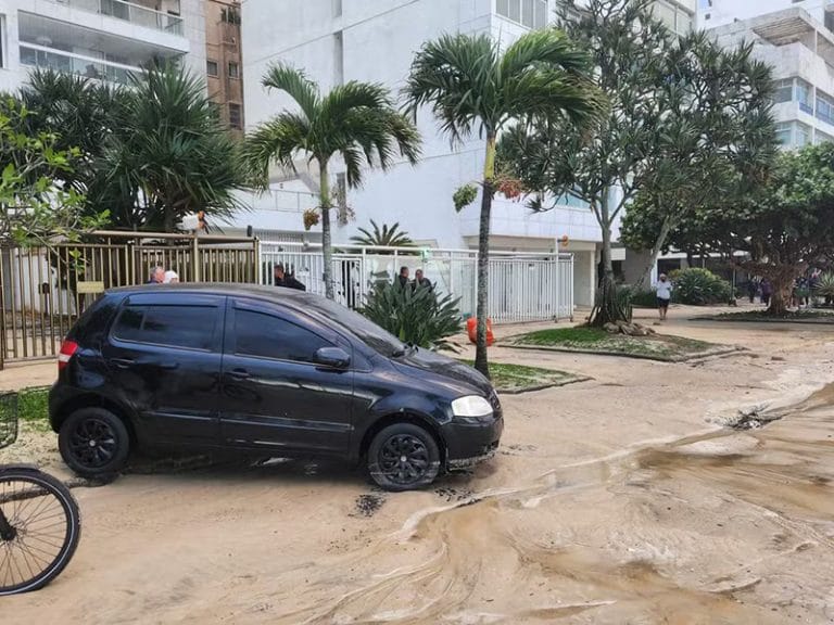 Carro é arrastado por ressaca no Leblon.jpg