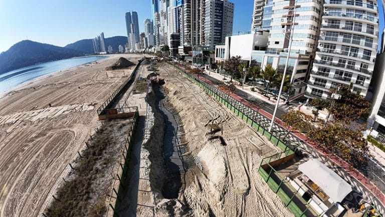 engorda da praia Central com muro subterrâneo , bBalneário Camboriú, SC