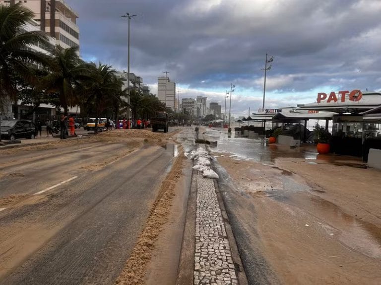 orla do Leblon interditada pela ressaca