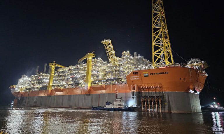 Navio plataforma, da Petrobras.
