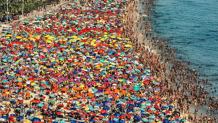 Imagem de drone da praia de Ipanema