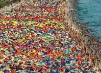Excesso de turistas no litoral provoca reações mundiais
