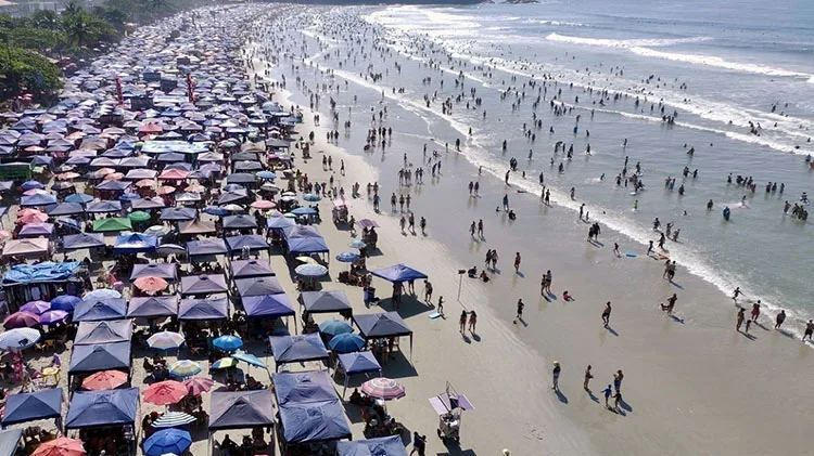 Praia lotada Ubatuba 