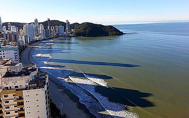 Praia Central de Balneário Camboriú com sombra.