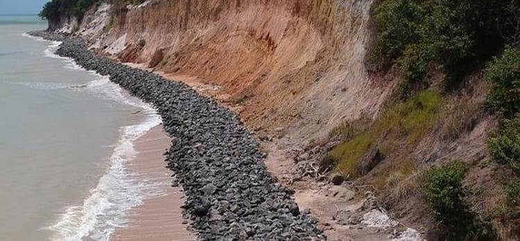 Falésia erodida na costa da Paraíba