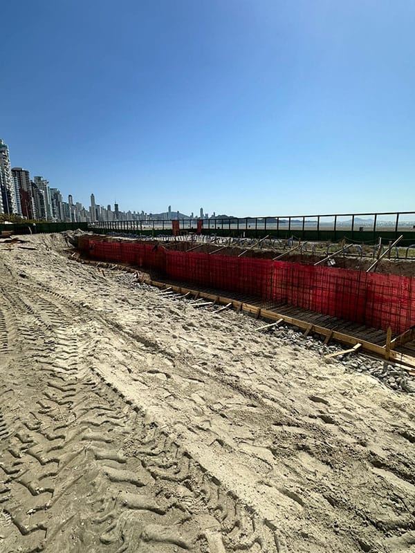 Obras do muro na praia central de balneário Cambriú