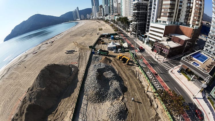 muro na praia central de balneário Camboriú