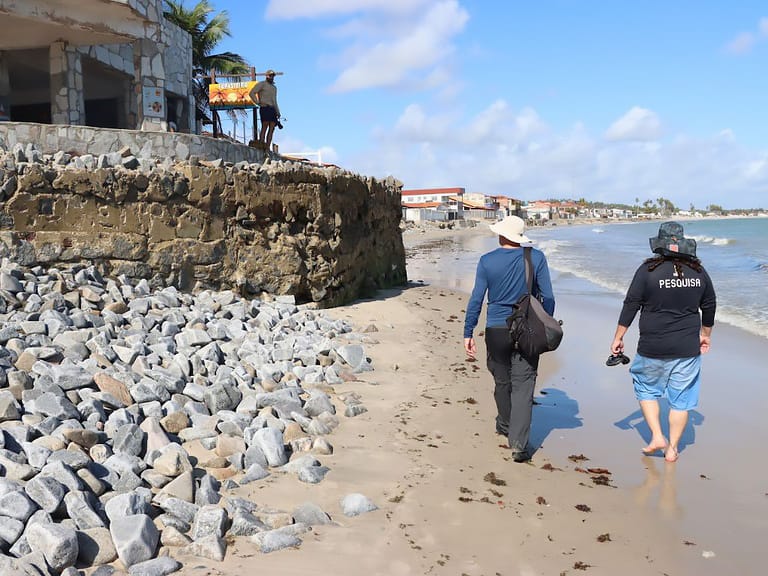pesquisadores visitam praia erodida na costa da Paraíba
