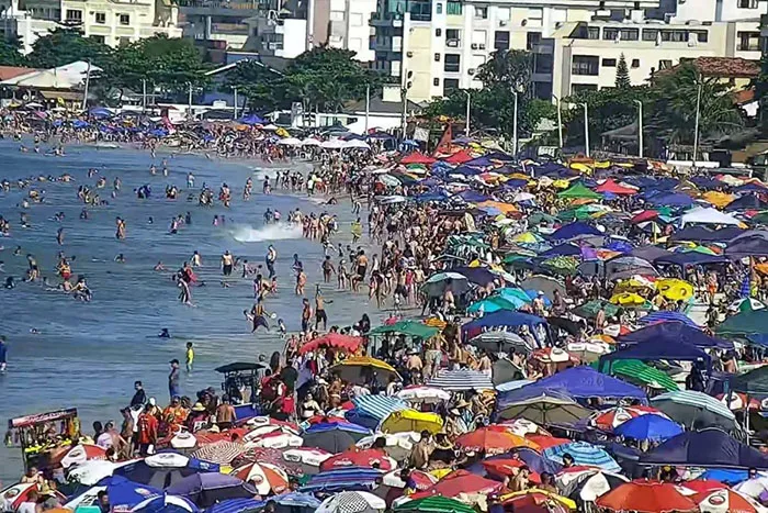 praia superlotada em Florianopolis