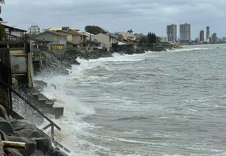 Barra Velha erodida no litoral de Santa Catarina