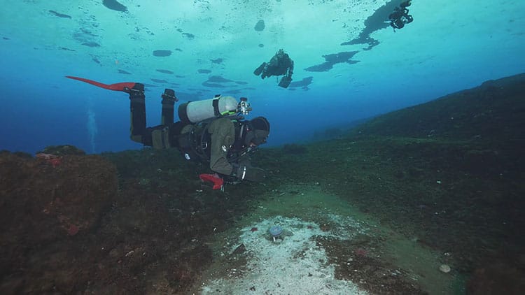 cientistas mergulhando no Mar de Ross