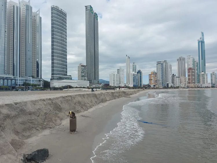 degraus e desníveis na Praia Central
