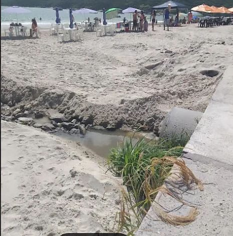 florianopolis-ingleses-esgoto-na-praia