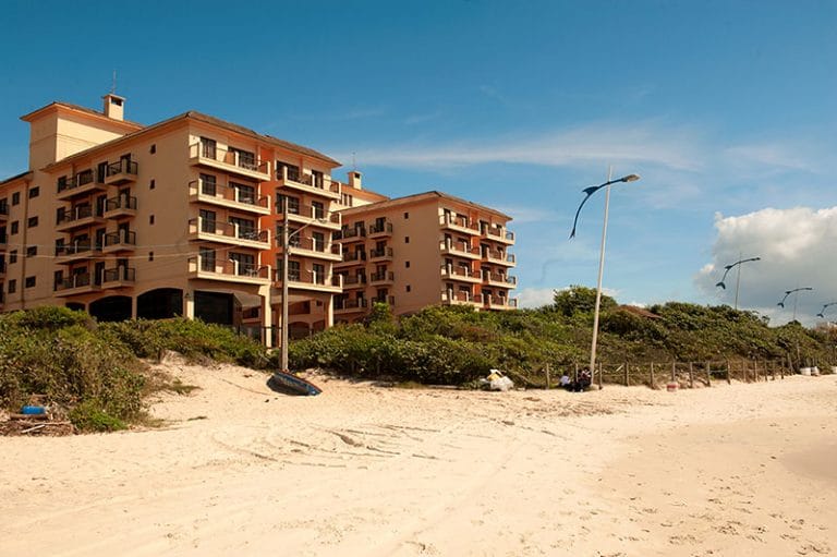 Hotel em área de restinga na praia dos Ingleses 