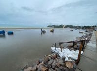 Mar ignora a engorda de praia e avança em Ponta Negra, RN